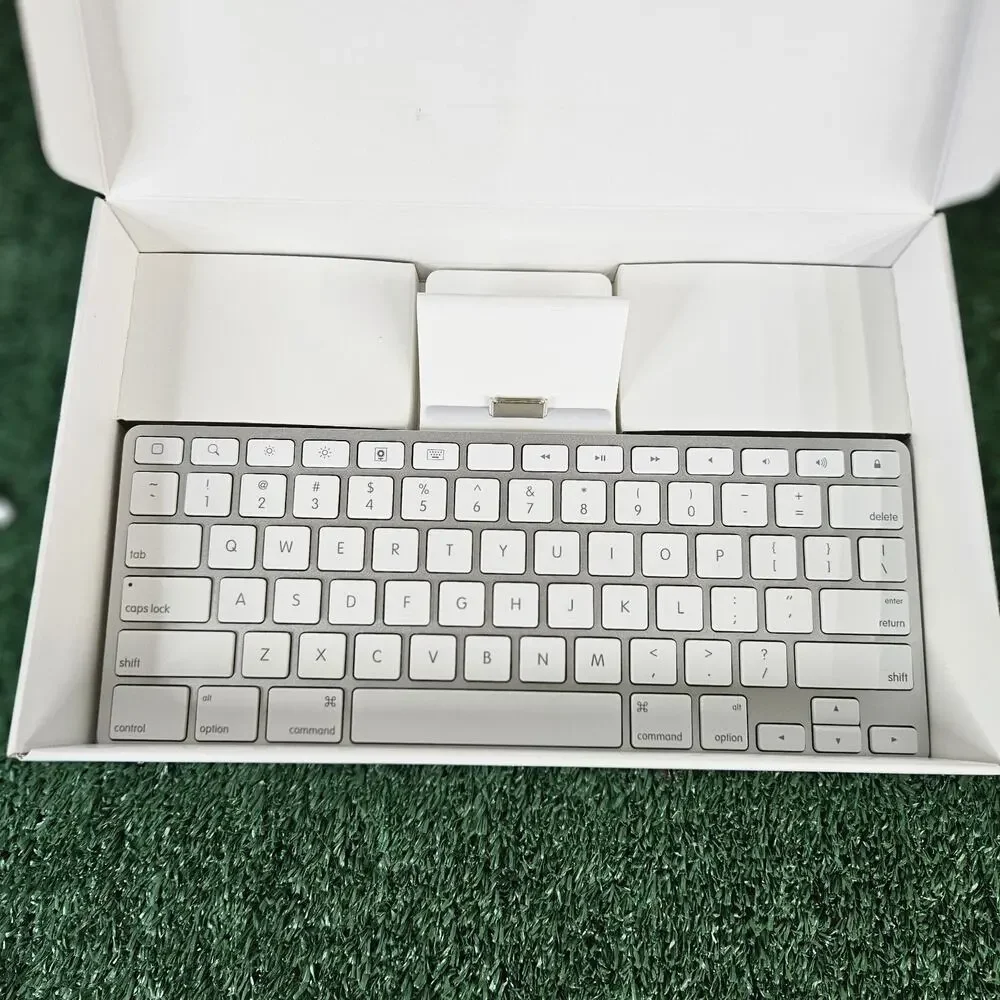 Apple Keyboard Dock Model#A1359 for Apple iPad Gen 1 &2 Port